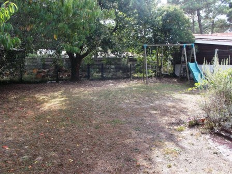 Vente Maison à Lacanau-Océan.  Petite maison à réhabiliter sur un terrain clôturé et arboré de 588 m².